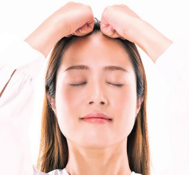 이마 위쪽부터 시작