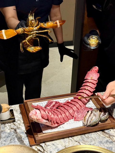 직원이 거대한 랍스터와 금가루 뿌려진 한우 갈비, 전복을 손질하고 있는 모습 직원이 거대한 랍스터와 금가루 뿌려진 한우 갈비, 전복을 손질하고 있는 모습}