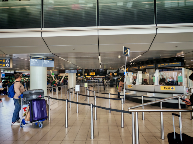 세관(Customs)에 가서 구매 영수증에 확인 도장(스탬프)을 받는 거예요